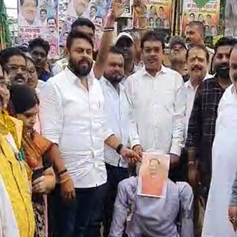 नकटी में कार्रवाई के विरोध में सड़क पर उतरी कांग्रेस:बेमेतरा के सिग्नल चौक पर सरकार के खिलाफ किया प्रदर्शन, सरकार पर साधा निशाना