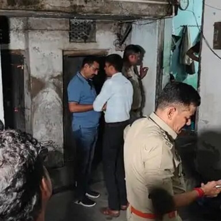 बैटरी कारोबारी ने पत्नी-तीन बच्चों को जहर देकर फांसी लगाई:मकान से बदबू आने पर पड़ोसियों ने पुलिस को दी सूचना, पत्नी-बच्चों के शव पड़े थे जमीन में; कारोबारी फंदे में लटका मिला