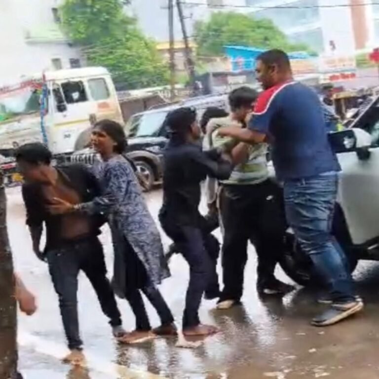 रायपुर में कारोबारी से दिनदहाड़े मारपीट-लूट…VIDEO:कार में पत्थर मारकर तोड़ा शीशा, उतरने पर मारपीट करके लूटी चेन; पुलिस ने शुरू की जांच