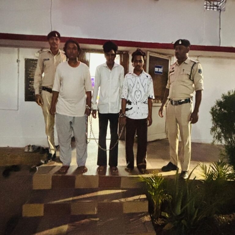 रोड-रेज के विवाद में कारोबारी पर चाकू से हमला:गाड़ी चलाने के विवाद में पत्नी के सामने पति को मारा चाकू,पुलिस ने तीन आरोपियों को पकड़ा