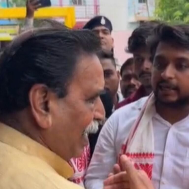 ABVP पदाधिकारियों ने MLA मूणत के सामने की नारेबाजी:शाला-प्रवेशोत्सव के दौरान भिड़े, पुलिसकर्मियों पर फायर-एक्सटिंग्विशर फेंका; पूर्व मंत्री से बोले आपसे मिलने नहीं आए