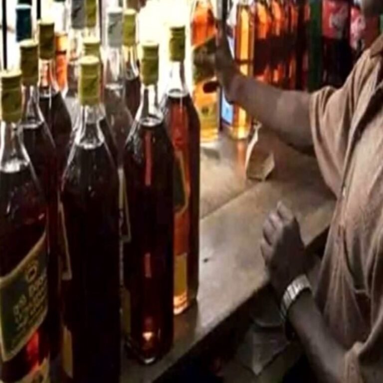 राजनांदगांव में शराब की ओवररेटिंग करते दो सेल्समैन पकड़े गए:डमी ग्राहक बनकर पहुंची टीम,शिकायत सही पाए जाने पर आ​बकारी विभाग ने किया केस दर्ज