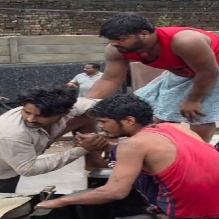 रायपुर में ब्रिज से गिरा ट्रक…VIDEO:संतोषी नगर के पास हादसा: डिवाइडर से टकराकर 15 फीट नीचे गिरा ट्रक, कार को भी मारी टक्कर; जनहानि नहीं