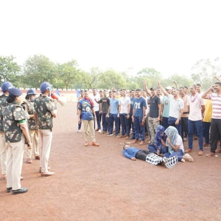 रायपुर में हुडदंगियों पर पुलिस ने चलाई गोली…VIDEO:पुलिस ग्राउंड में 595 अधिकारी-कर्मचारियों ने दो घंटे किया अभ्यास, भीड़ में हुडदंग करने वालों को काबू में करने का सीखा हुनर