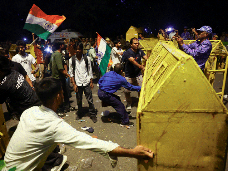 रातभर चला कॉकरोच जनता पार्टी का प्रदर्शन, बैरिकेडिंग तोड़ी:वांगचुक की पत्नी भी पहुंचीं, लोग सड़कों पर सोए; 20 PHOTOS-VIDEOS