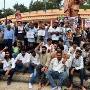 छत्तीसगढ़ में सोनम वांगचुक के समर्थन में आंदोलन:सामाजिक कार्यकर्ताओं ने किया भूख हड़ताल, NSUI ने की सख्त कानून-शिक्षा मंत्री के इस्तीफे की मांग