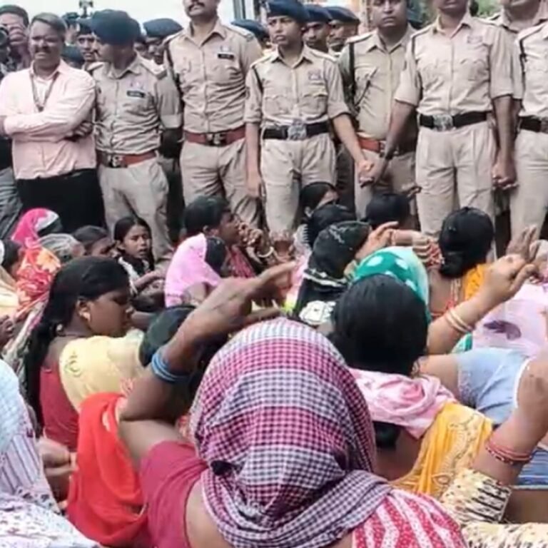 नकटी गांव में 80 घर तोड़े गए,ग्रामीणों ने घेरा कलेक्ट्रेट:कांग्रेस विधायक चातुरीनंद बोलीं- गरीबों का घर उजाड़कर हमें ऐसा विधायक आवास बिल्कुल नहीं चाहिए