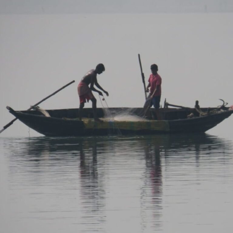 बंगाल की खाड़ी में 9 मछुआरों के शव मिले:बॉडी सड़ जाने से पहचान मुश्किल; 8 दिन पहले बोट पलटी थी; 6 अब भी लापता