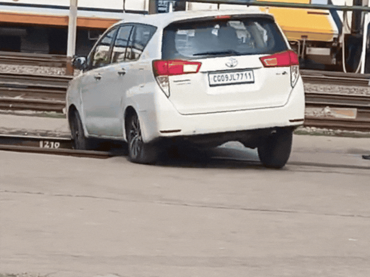 रायपुर स्टेशन पर सुरक्षा में बड़ी लापरवाही:प्लेटफॉर्म नंबर 1 पर घूसी इनोवा, हादसा टला; RPF ने दर्ज किया केस