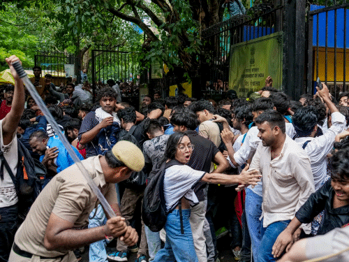सुप्रीम कोर्ट बोला- छात्रों का प्रदर्शन पूरी तरह शांतिपूर्ण था:लोकतंत्र में आंदोलन होते रहेंगे; जरूरत से ज्यादा बल प्रयोग करने वालों पर कार्रवाई होगी