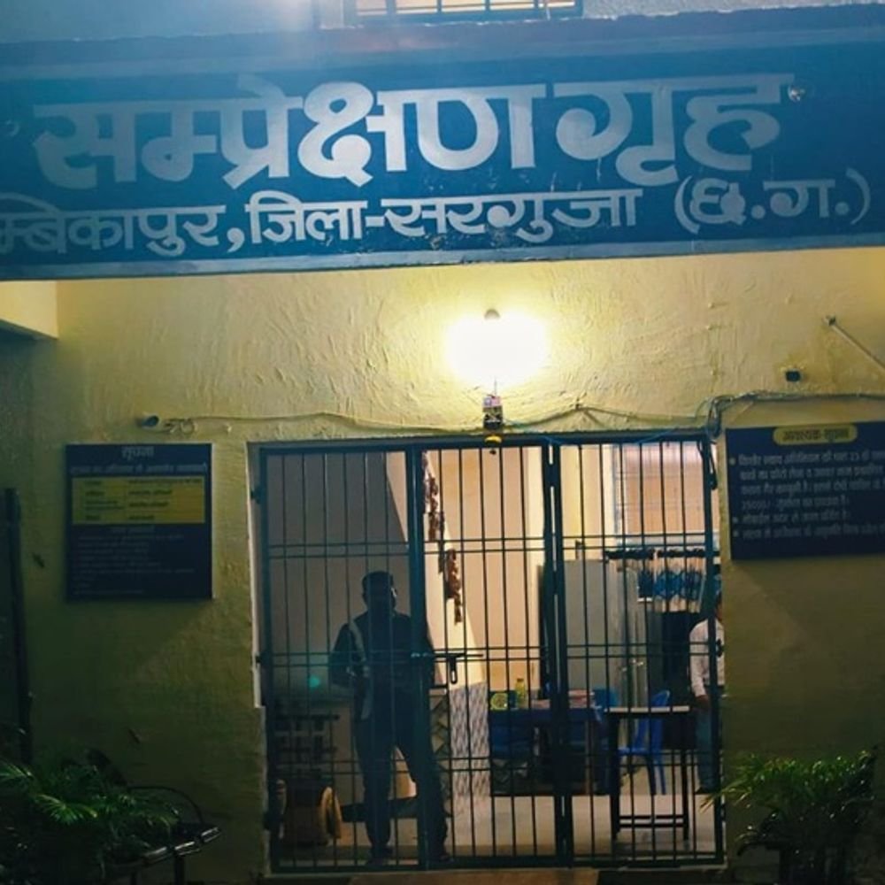 अंबिकापुर बाल संप्रेक्षण गृह से फिर 13 नाबालिग फरार:दरवाजा तोड़कर भागे, अलग-अलग मामले में अंदर थे; एक माह में दूसरी घटना