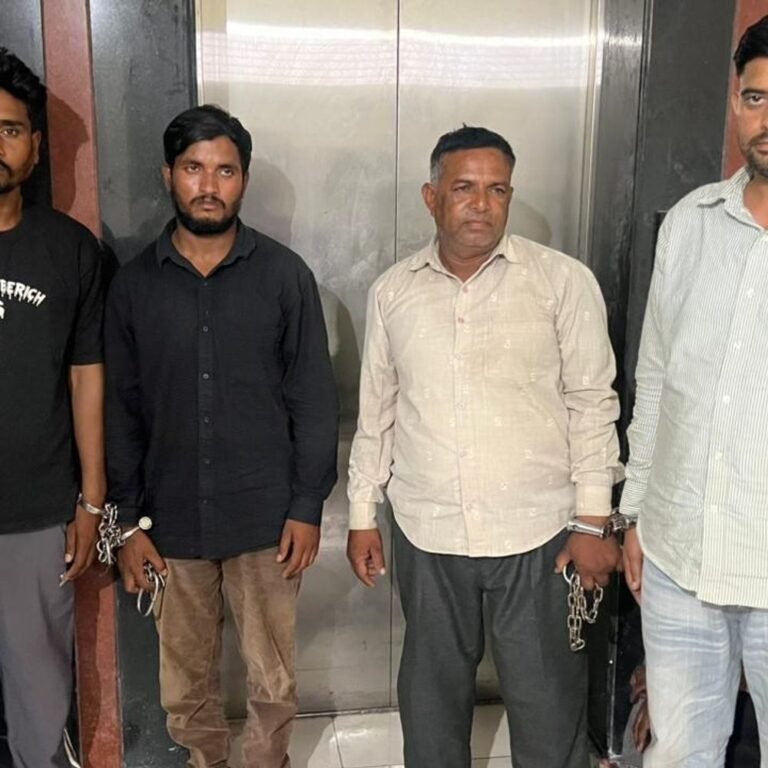 सरोना की शराब दुकान में चोरी…4 आरोपी गिरफ्तार:राजस्थान से पकड़े गए चोर; 7 लाख कैश और शराब लेकर हुए थे फरार