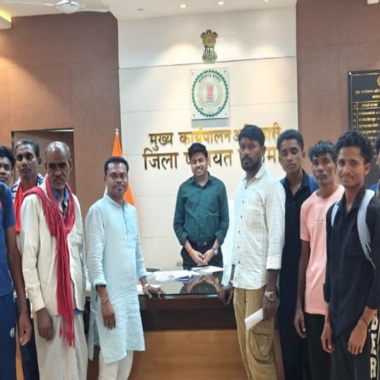 सुकमा के तुमलपाड़ में बुनियादी सुविधाओं की मांग:कांग्रेस नेताओं के साथ ग्रामीणों ने सीईओ से की मुलाकात, प्रशासन ने जल्द समाधान का आश्वासन दिया