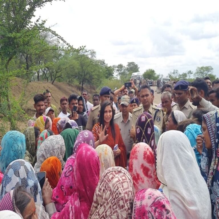 बेमेतरा में खनन विवाद की जांच:भारी पुलिस बल के साथ प्रशासन पहुंचा गांव, ग्रामीणों ने किया विरोध, घंटों चला विवाद