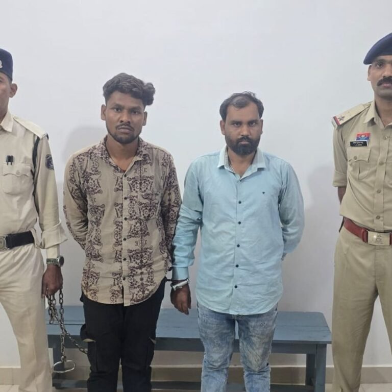 महिलाओं के लोन की रकम में 1.11 करोड़ की गड़बड़ी:दुर्ग में वसूले गए पैसे जमा नहीं किए; बैंकिंग कंपनी के 2 कर्मचारी गिरफ्तार