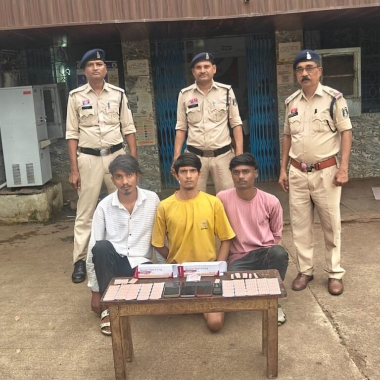 नेहरू नगर फ्लाईओवर के नीचे बिक रही थी नशीली दवा:दुर्ग पुलिस ने 840 अल्प्राजोलम टैबलेट के साथ 3 युवकों को पकड़ा, मोबाइल-कैश जब्त