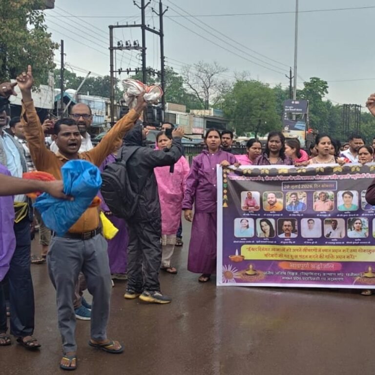 शिक्षा मंत्री के बंगले तक पहुंचे अतिथि शिक्षक:दुर्ग पुलिस ने बैरिकेडिंग कर रोका; बोले- हम बच्चों का भविष्य बना रहे, हमारा कौन बनाएगा