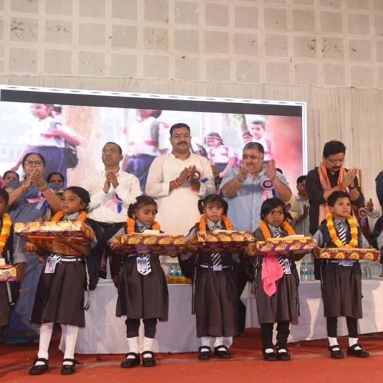 राजेश अग्रवाल बोले- कोई बच्चा शिक्षा से न रहे वंचित:जिला स्तरीय शाला प्रवेशोत्सव में नवप्रवेशी बच्चों का स्वागत, शिक्षकों का भी हुआ सम्मान