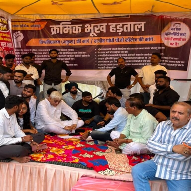 यूनिवर्सिटी-कॉलेज की समस्याओं को लेकर NSUI की भूख हड़ताल:पूर्व डिप्टी सीएम सिंहदेव समर्थन देने पहुंचे, कुलसचिव ने आश्वासन देकर कराया खत्म