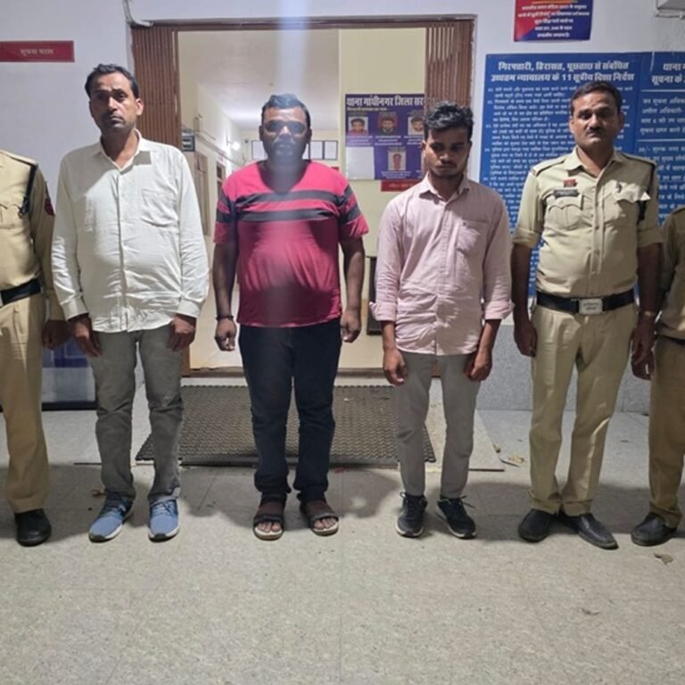 ACB के तीन फर्जी अधिकारी सरगुजा में गिरफ्तार:जिला आबकारी अधिकारी को फोन कर मांगी शराब और एक लाख नगदी,मंहगी कार भी जब्त