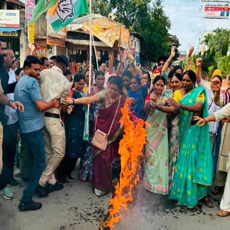 सरगुजा महिला कांग्रेस ने कंगना रनौत का फूंका पुतला:GEN-Z लड़कियों पर टिप्पणी से आक्रोश, शिक्षामंत्री की नियुक्ति पर भी उठाए सवाल