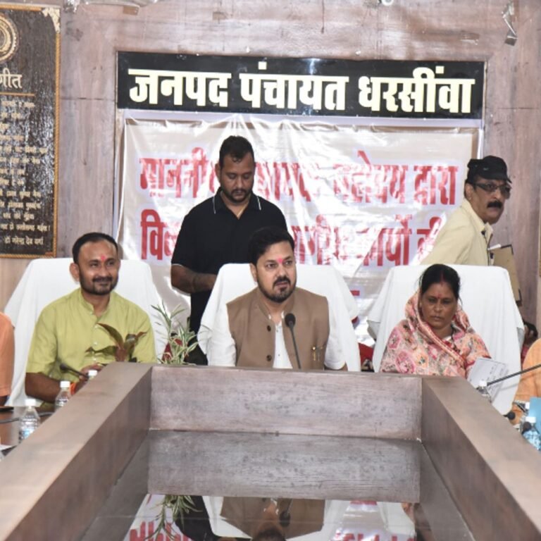 धरसींवा में विधायक की समीक्षा बैठक:अधिकारियों से बोले-दफ्तरों से निकलकर मैदान में करें काम, जनदर्शन में दिए समाधान के निर्देश