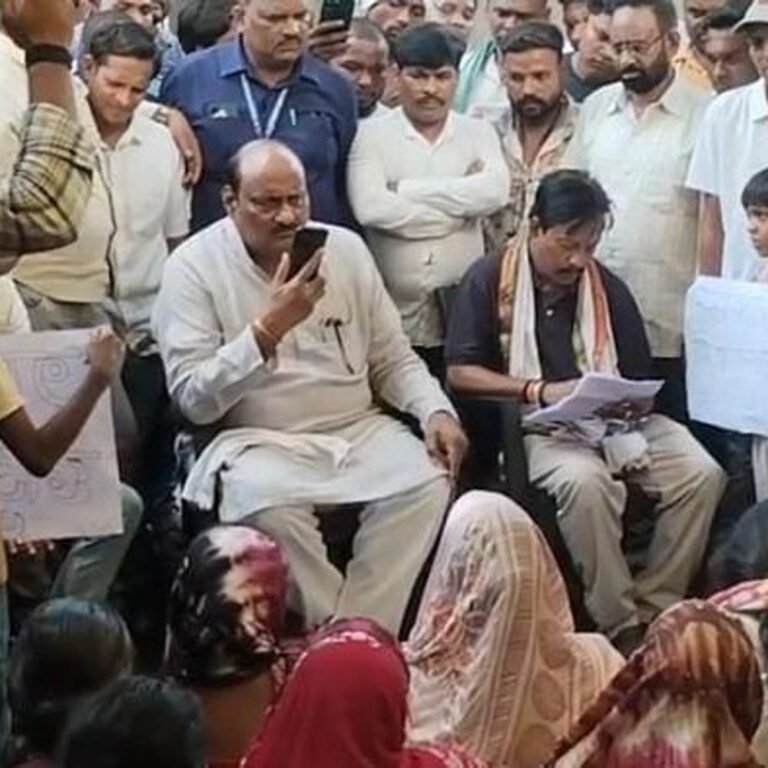कांग्रेस नेता के बिगड़े बोल,ग्रामीणों के सामने अधिकारी को कहा-बेवकूफ:कहा-बरबसपुर में दारू की दुकान खुली तो सोच लेना,तीन दिन से धरने पर बैठी महिलाएं