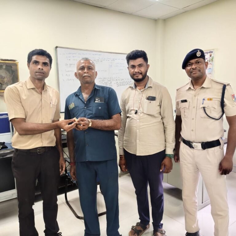 यात्री को 3 लाख की सोने की अंगूठी लौटाई:बिलासपुर-बीकानेर एक्सप्रेस के लैवेटरी में गिरी थी, चलती ट्रेन में शिकायत पर हुई कार्रवाई