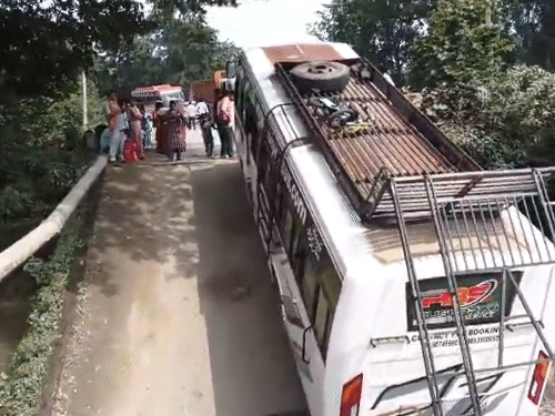 बिलासपुर-रतनपुर हाईवे पर बना पुल दो हिस्सों में टूटा:यात्री बस फंसी, अमरकंटक-जबलपुर समेत कई शहरों का संपर्क कटा; देखें डायवर्जन रूट