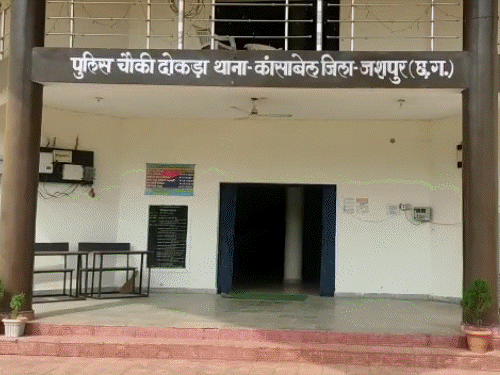 महिला ने बॉयफ्रेंड की मां का गला घोंटा:जशपुर में शव को घर में रखा, बदबू आने पर दफनाया; बेटे ने भी दिया साथ
