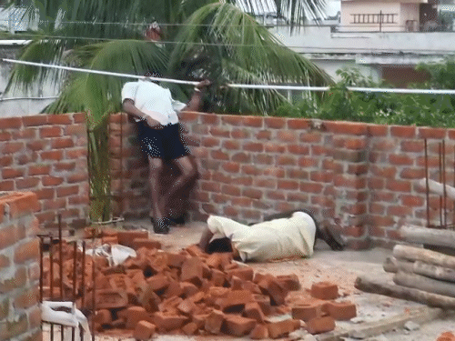 बिलासपुर में करंट लगने से 2 मजदूरों की मौत, VIDEO:11KV हाईटेंशन लाइन से चिपके, निर्माणाधीन मकान में दीवार जोड़ते समय हुआ हादसा