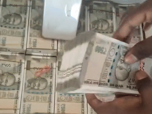 45 करोड़ दिलाने के नाम पर 1.13 करोड़ ठगे:केमिकल से नकली नोटों को असली में बदलकर दिखाया; नागपुर से 2 युवती अरेस्ट