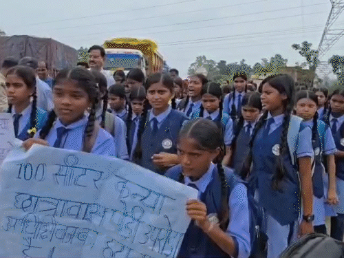 लड़कियां बोलीं- हॉस्टल वार्डन मालिश करवाती हैं:’कितना खाते हो’ कहकर प्रताड़ित करती हैं, कोरबा में हाईवे जाम; GPM में विरोध, हटाने की मांग