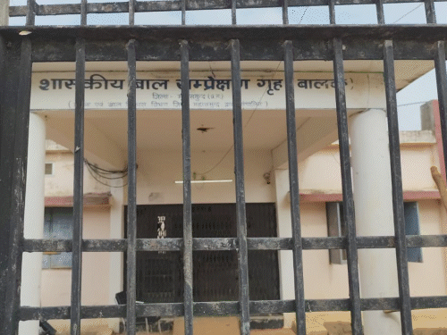 12 फीट ऊंची दीवार फांदकर भागे 8 नाबालिग:बाल संप्रेक्षण गृह की खिड़की ग्रिल तोड़ी, कांटेदार तार काटे; रेप-चोरी और आबकारी के केस में थे
