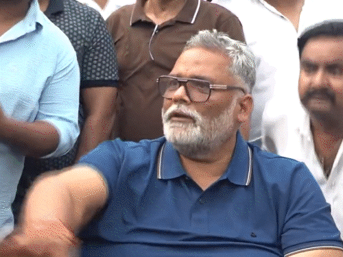 सांसद पप्पू यादव पर दिल्ली में शख्स ने चप्पल फेंकी:समर्थकों ने पीटा; दावा- आरोपी चाकू लेकर आया था; संसद में चढ़ावा चोरी का नाटक किया था