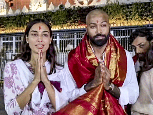 हार्दिक ने सिर मुंडवाया, तिरूपति बालाजी के दर्शन किए:गर्लफ्रेंड महिका शर्मा भी साथ, IPL के बाद से नहीं खेला है कोई मैच