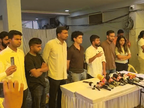 दीपके बोले- सितंबर से क्या बोलती पब्लिक कैंपेन शुरू करेंगे:युवाओं से CJP से जुड़ने की अपील; 2 लड़कों का उनके घर के बाहर प्रदर्शन