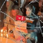 महबूबा उल्टा तिरंगा पकड़कर धरने पर बैठीं:धारा 370 की बहाली की मांग की, श्रीनगर में कहा- 5 अगस्त नहीं भूल सकते