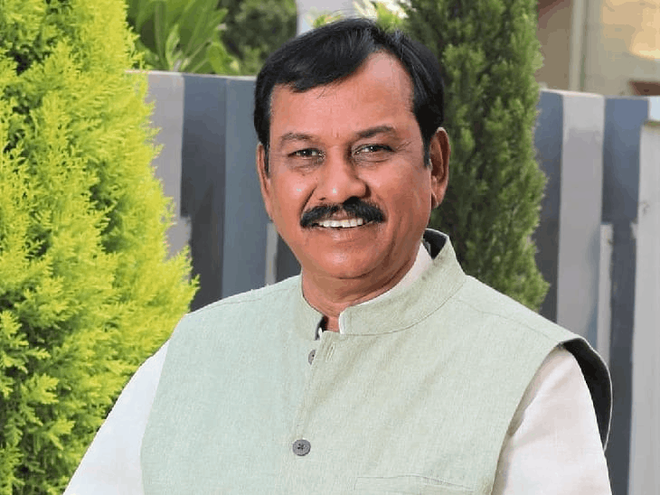 सांसद ने 2-IAS अधिकारियों की शिकायत लोकसभा अध्यक्ष से की:बोले-आयुक्तों ने बिना टेंडर करवाए काम, जानकारी मांगने पर भी नहीं दी;कॉल तक नहीं उठाते