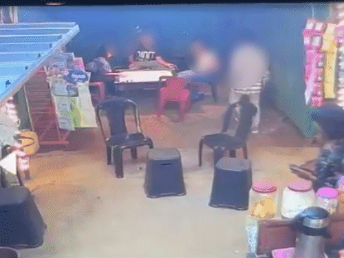 चाय पी रही छात्रा को जबरन किया किस, VIDEO:भिलाई में पढ़ाई करने आई युवती से छेड़छाड़;वारदात के बाद भागने के फिराक में था