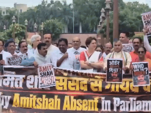 संसद के बाहर राम मंदिर चढ़ावा चोरी मामले पर प्रदर्शन:विपक्ष ने चंदा चोर के नारे लगाए; लोकसभा शुरू होते ही हंगामा, 2 बजे तक स्थगित