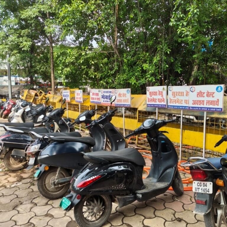 गाड़ी लेकर स्कूल जाने वाले नाबालिगों पर पुलिस का एक्शन:59 गाड़ियां जब्त, परिजनों की अफसरों ने की काउंसलिंग; दोबारा वाहन देने दी सख्त कार्रवाई की चेतावनी