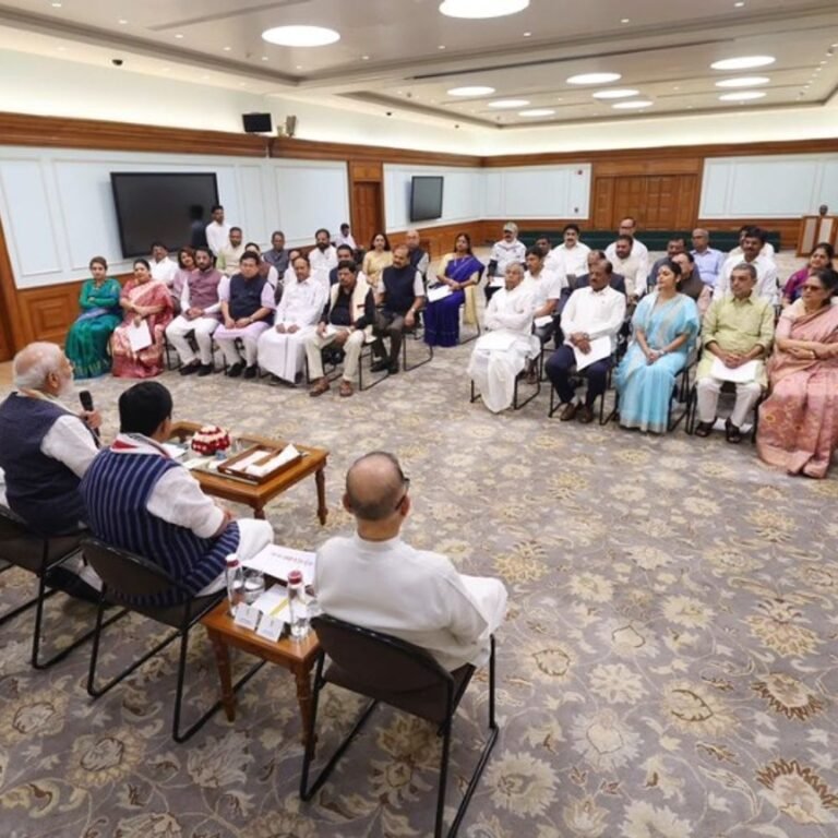 मोदी ने TMC-उद्धव गुट के बागी सांसदों से मुलाकात की:घर पर 45 सांसदों के साथ मीटिंग, कहा- उन्हें चिंता करने की जरूरत नहीं, हम साथ हैं