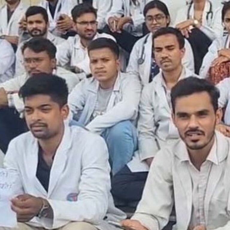 रायगढ़ में MBBS इंटर्न डॉक्टरों की अनिश्चितकालीन हड़ताल:स्टाइपेंड बढ़ाने की मांग, डीन बोले- कोई सेवा प्रभावित नहीं हो रही