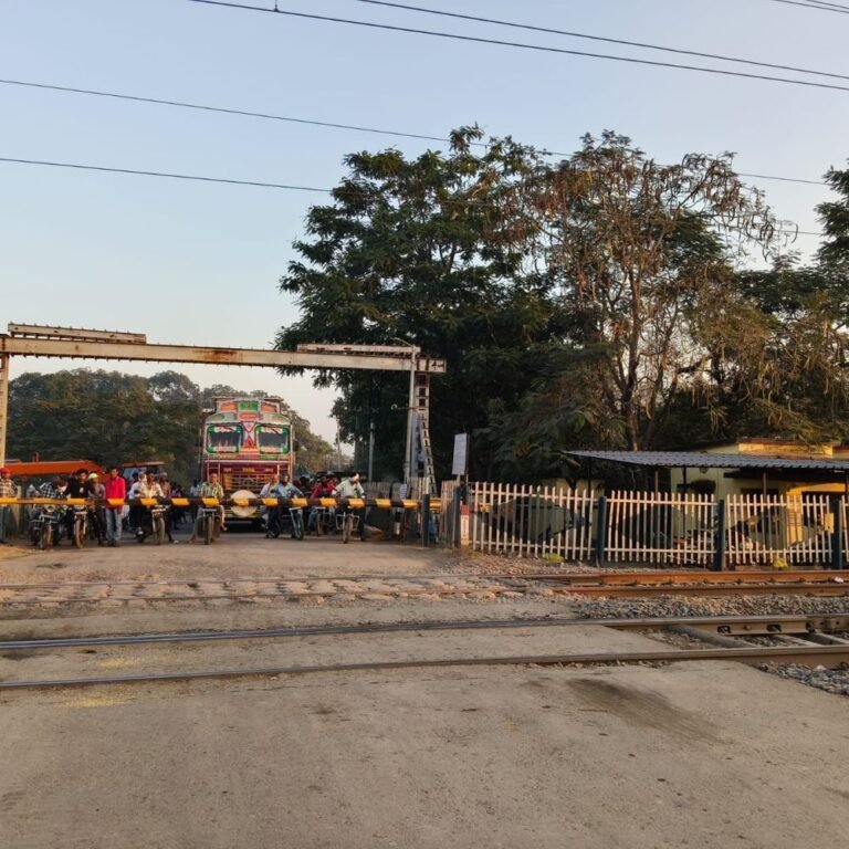 सिद्धबाबा रेलवे फाटक कल से 10 अगस्त तक बंद:भाटापारा-हथबंद के बीच रेलवे समपार पर चार दिन तक नहीं गुजर सकेंगे वाहन, मरम्मत चलेगी